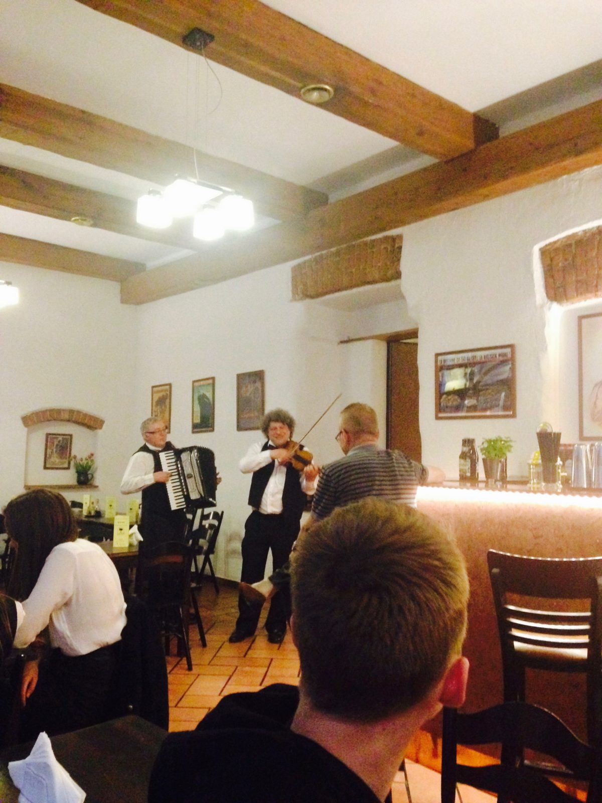 ワルシャワで気軽にバイオリンとアコーディオンの生演奏が楽しめるカジュアル・カフェ Sanacja